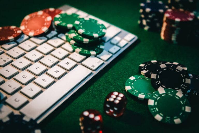 reguli-cum-sa-castigi-la-poker